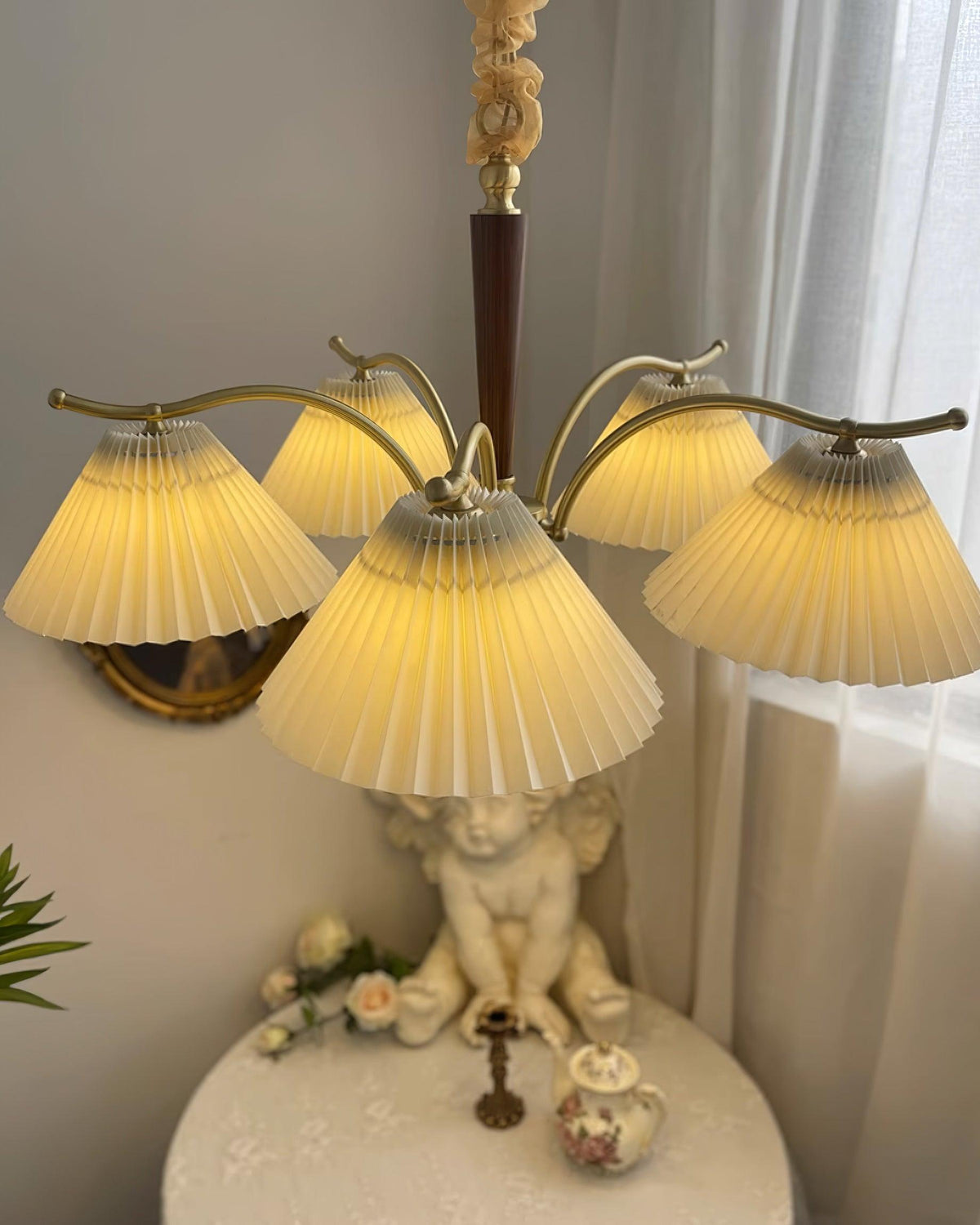 Kroonluchter met plooistoffen lampenkappen, walnoothout en messing armen, warm retro-stijl
