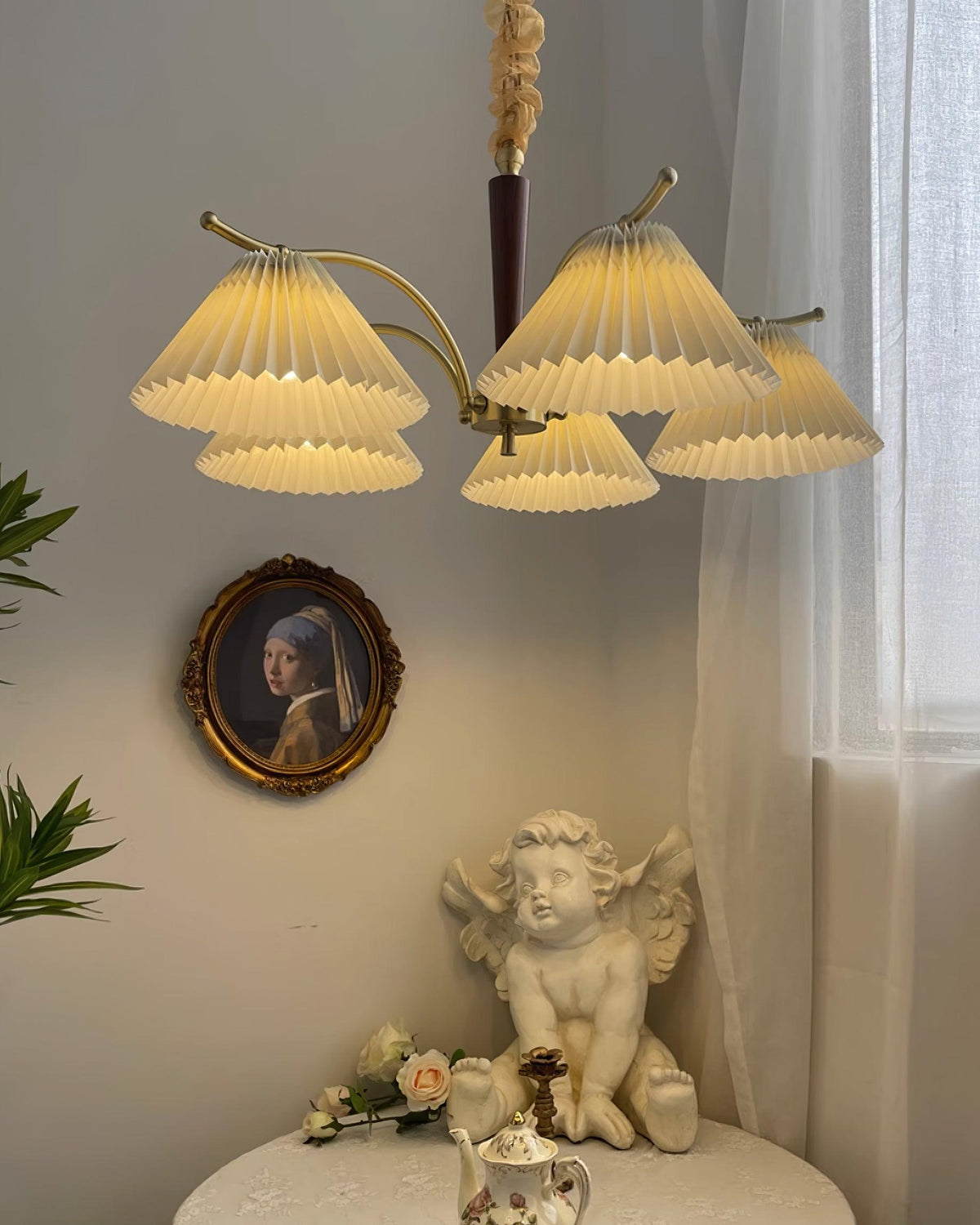 Kroonluchter met plooistoffen lampenkappen, walnoothout en messing armen, warm retro-stijl