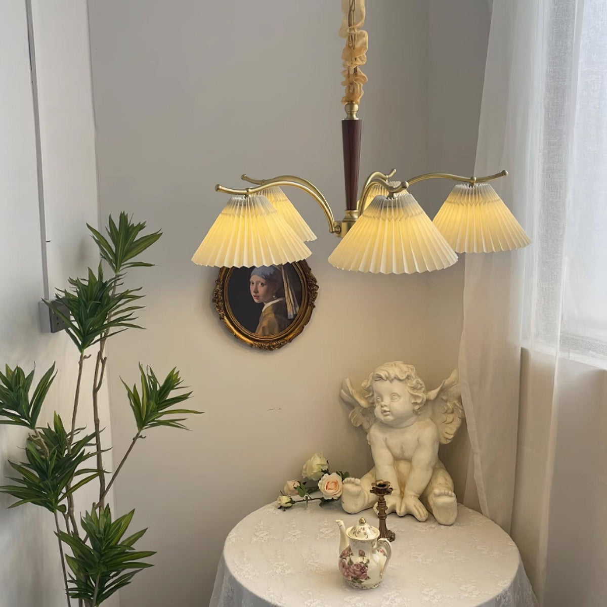 Kroonluchter met plooistoffen lampenkappen, walnoothout en messing armen, warm retro-stijl