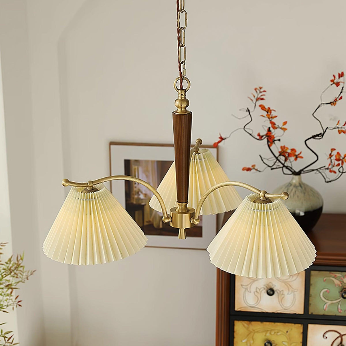 Kroonluchter met plooistoffen lampenkappen, walnoothout en messing armen, warm retro-stijl