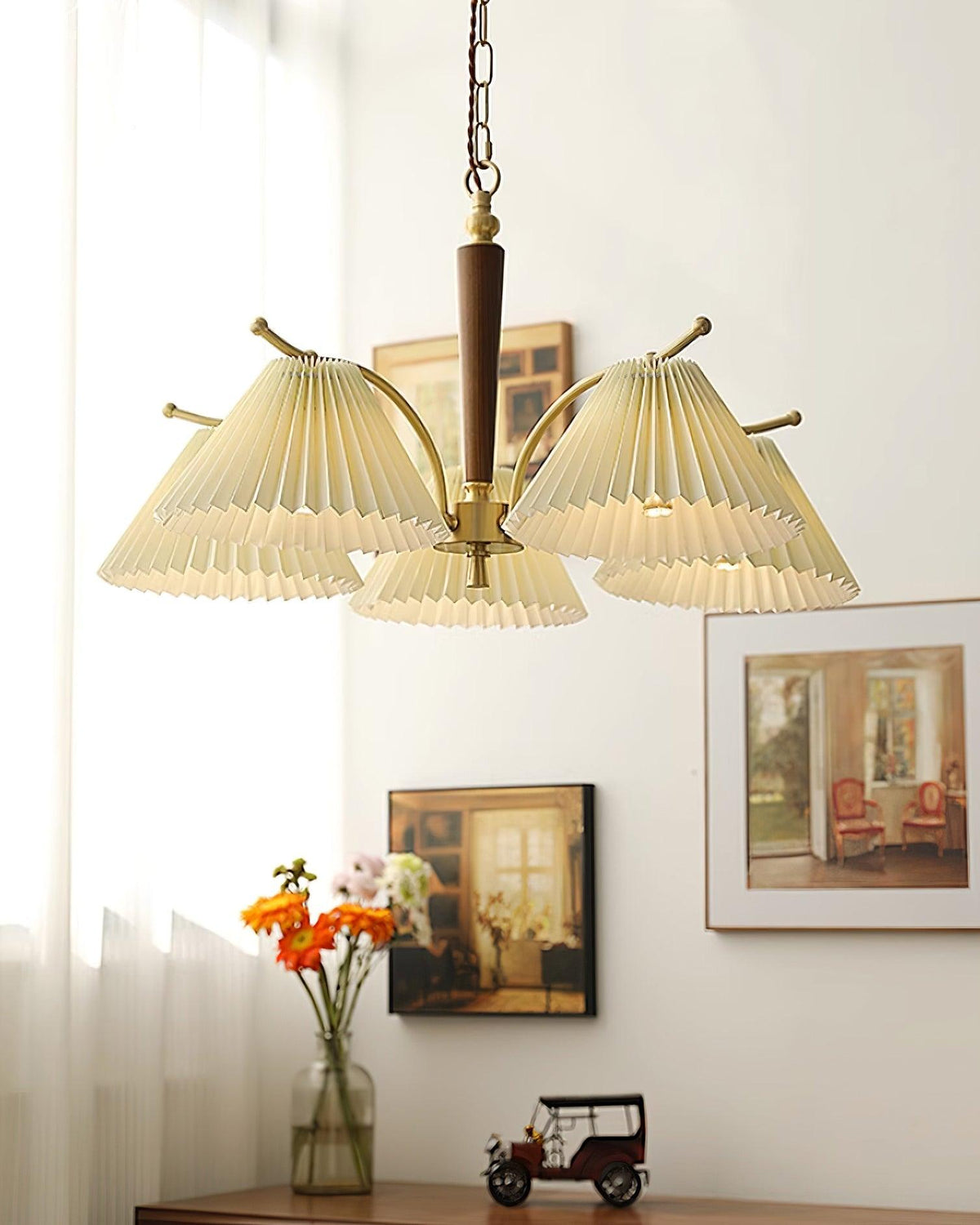 Kroonluchter met plooistoffen lampenkappen, walnoothout en messing armen, warm retro-stijl
