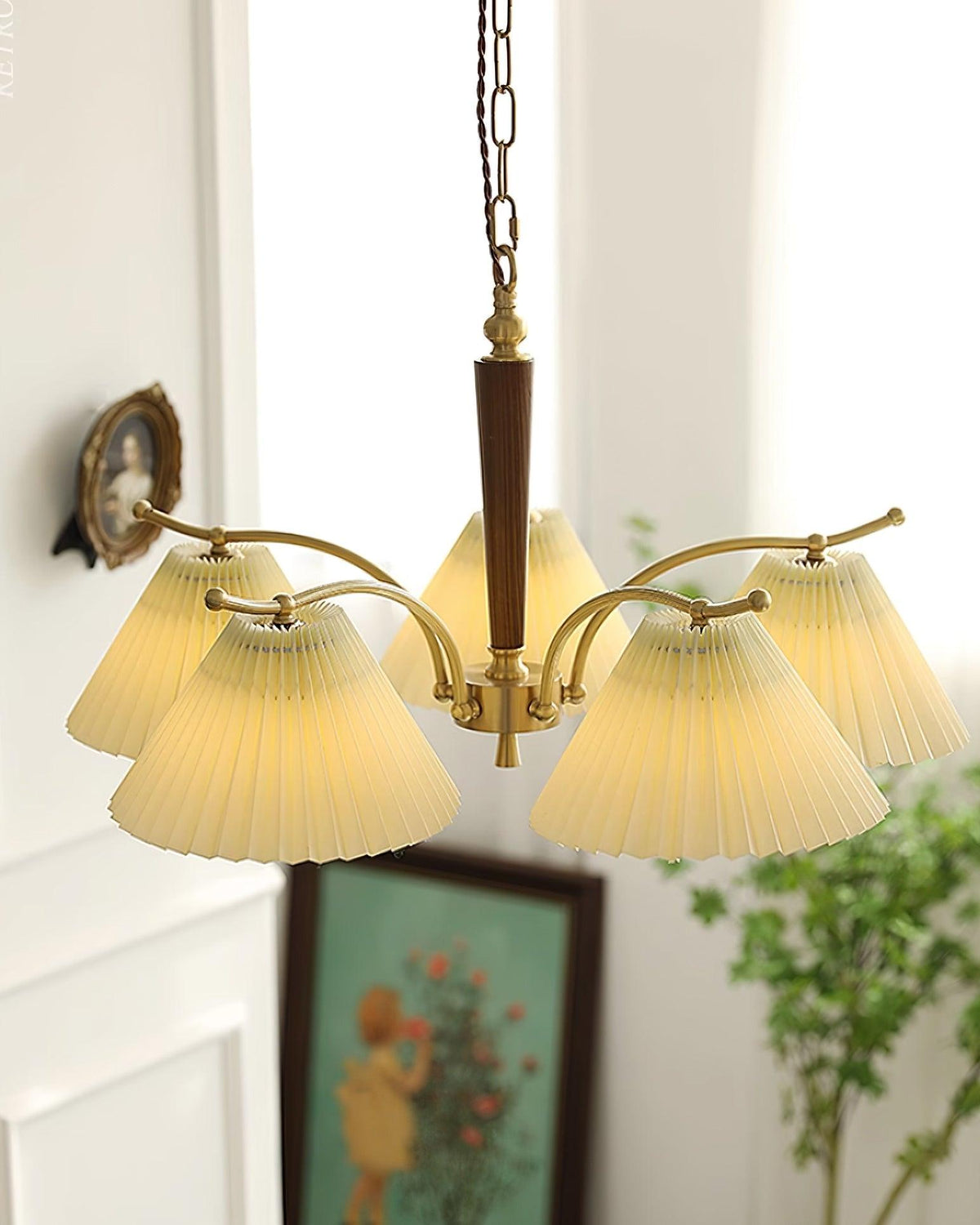 Kroonluchter met plooistoffen lampenkappen, walnoothout en messing armen, warm retro-stijl