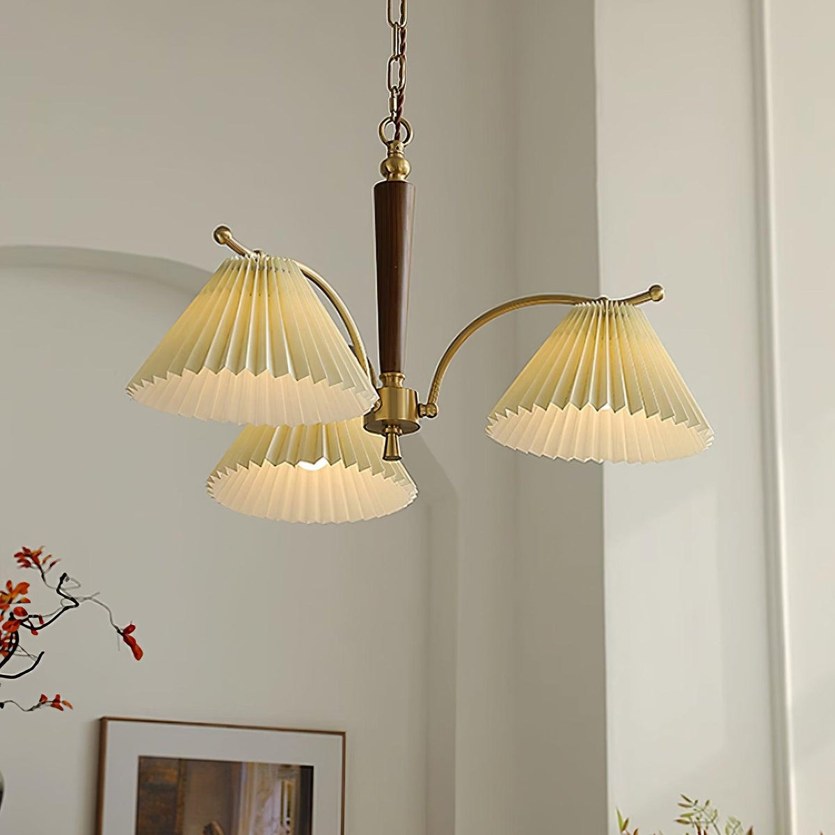 Kroonluchter met plooistoffen lampenkappen, walnoothout en messing armen, warm retro-stijl
