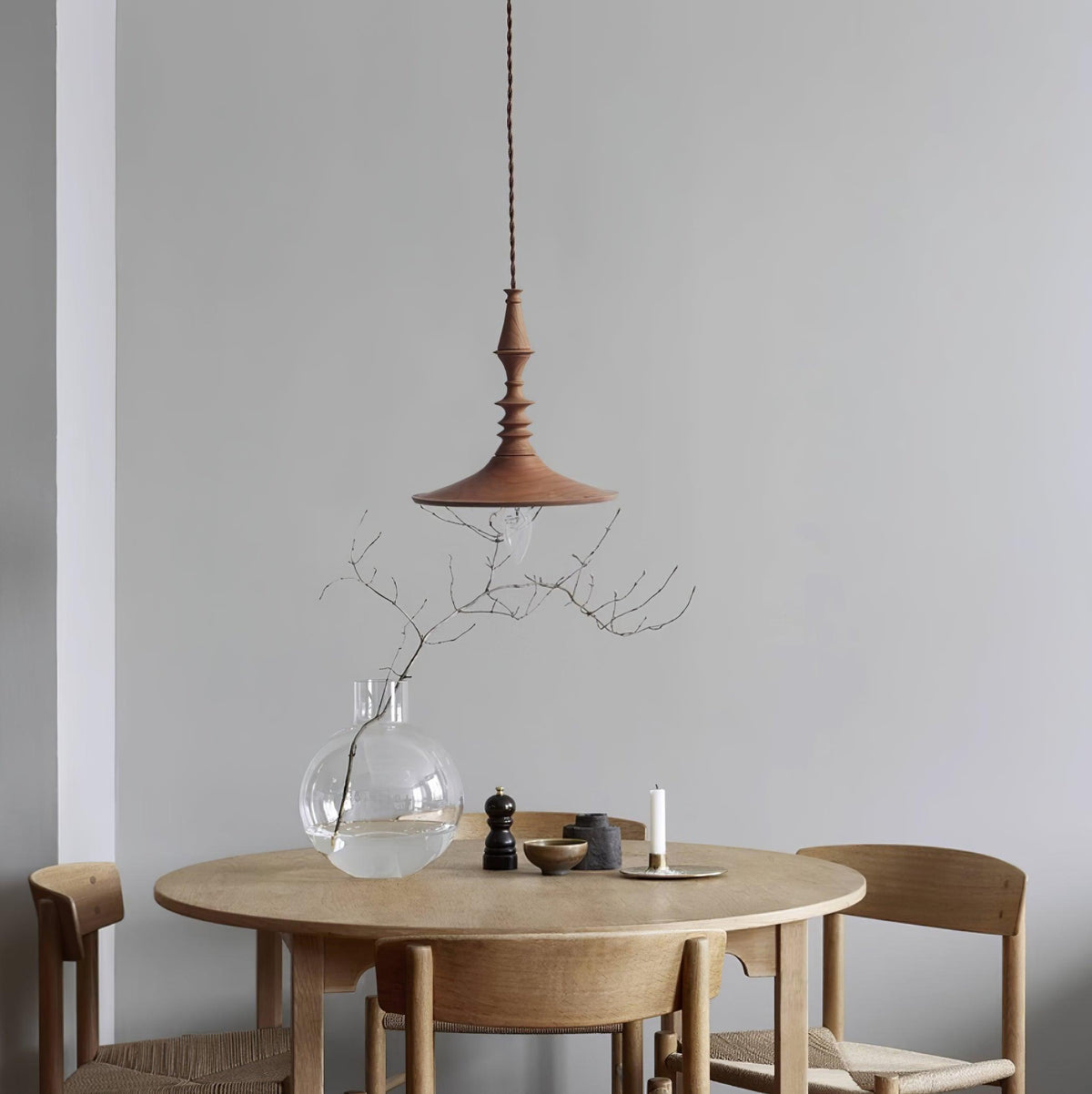Tessira hanglamp van walnoothout met industriële stijl