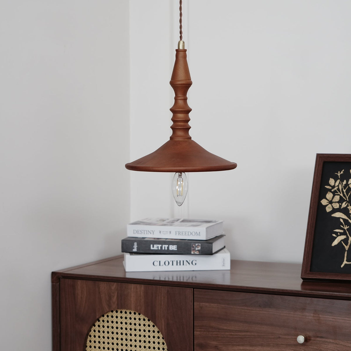 Tessira hanglamp van walnoothout met industriële stijl