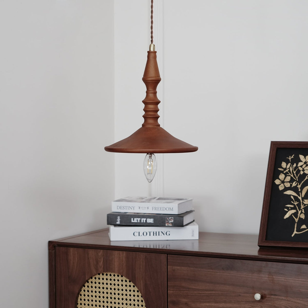Teriinise hanglamp van walnoothout