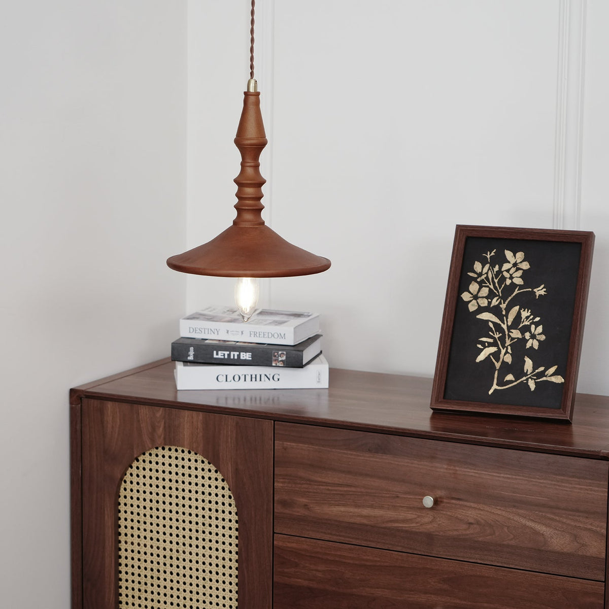 Teriinise hanglamp van walnoothout
