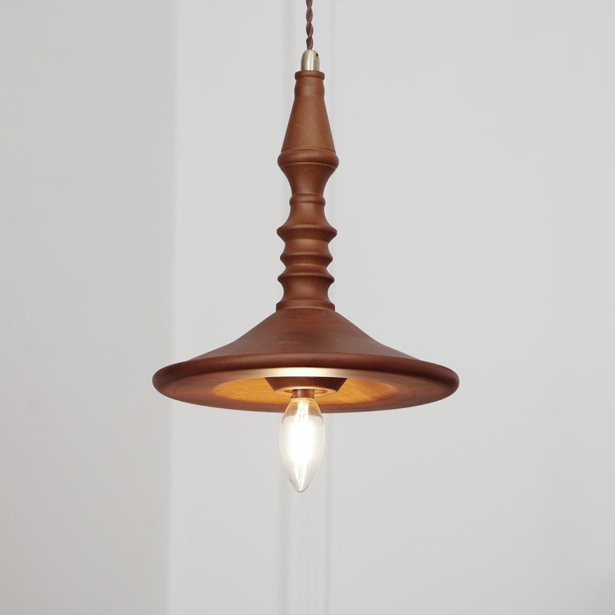 Teriinise hanglamp van walnoothout