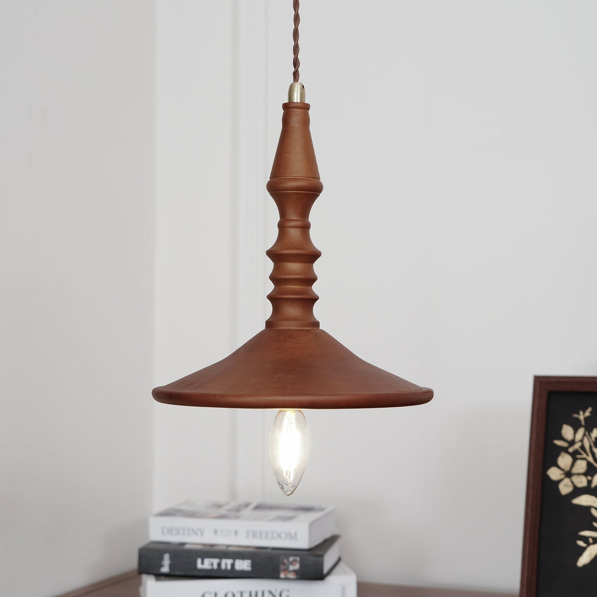 Teriinise hanglamp van walnoothout