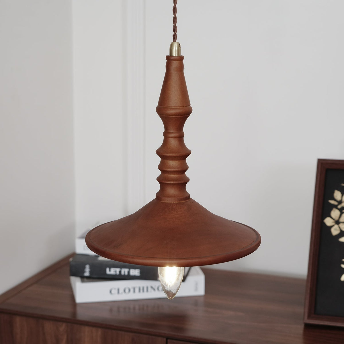 Tessira hanglamp van walnoothout met industriële stijl