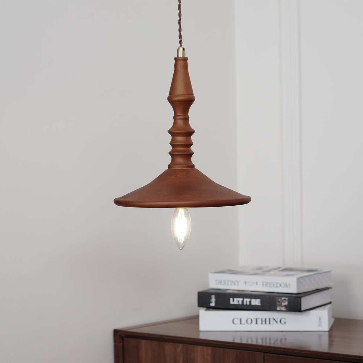 Teriinise hanglamp van walnoothout