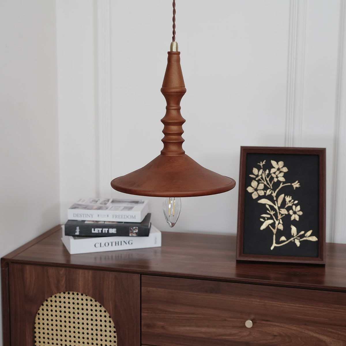 Teriinise hanglamp van walnoothout