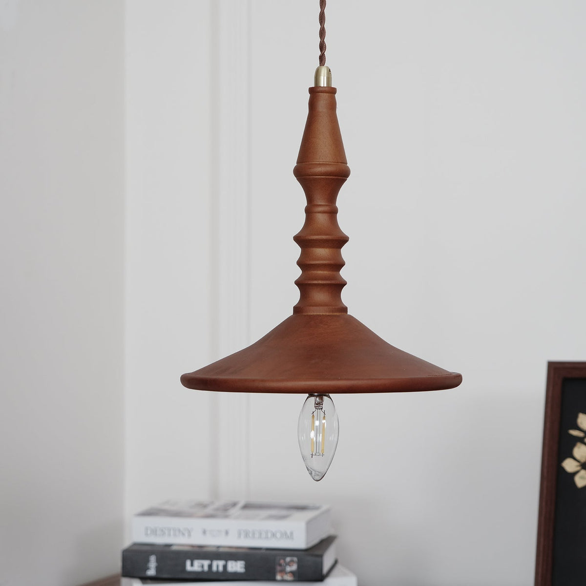 Tessira hanglamp van walnoothout met industriële stijl