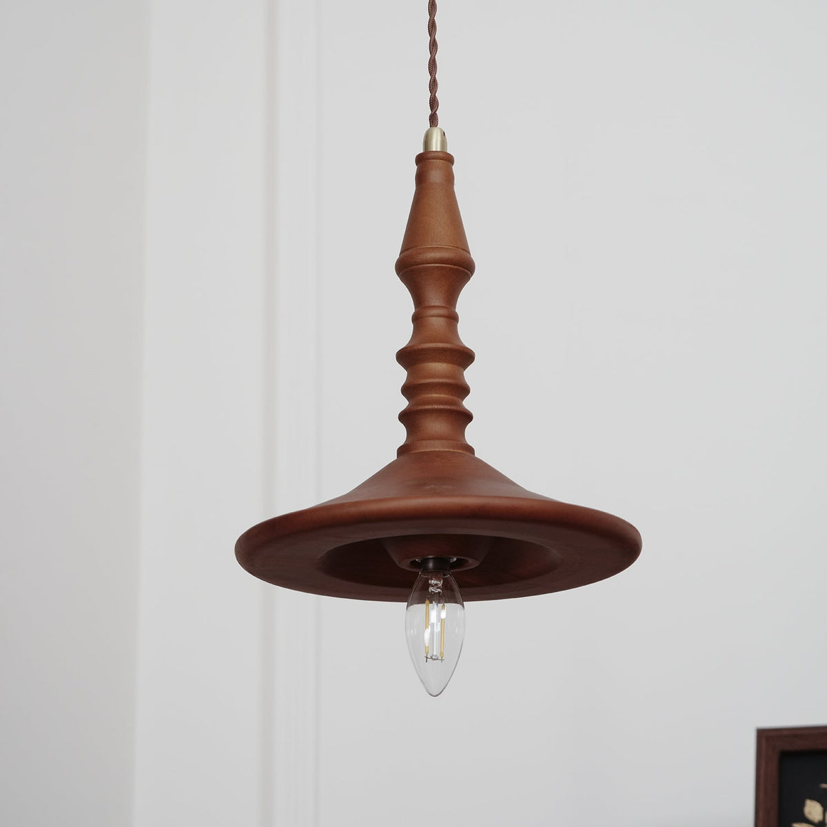 Tessira hanglamp van walnoothout met industriële stijl