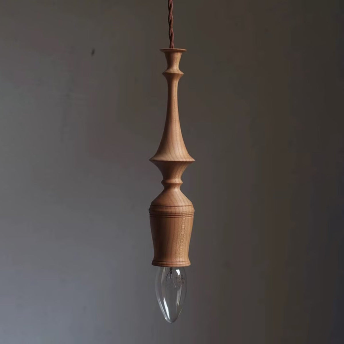 Tessira hanglamp van walnoothout met industriële stijl