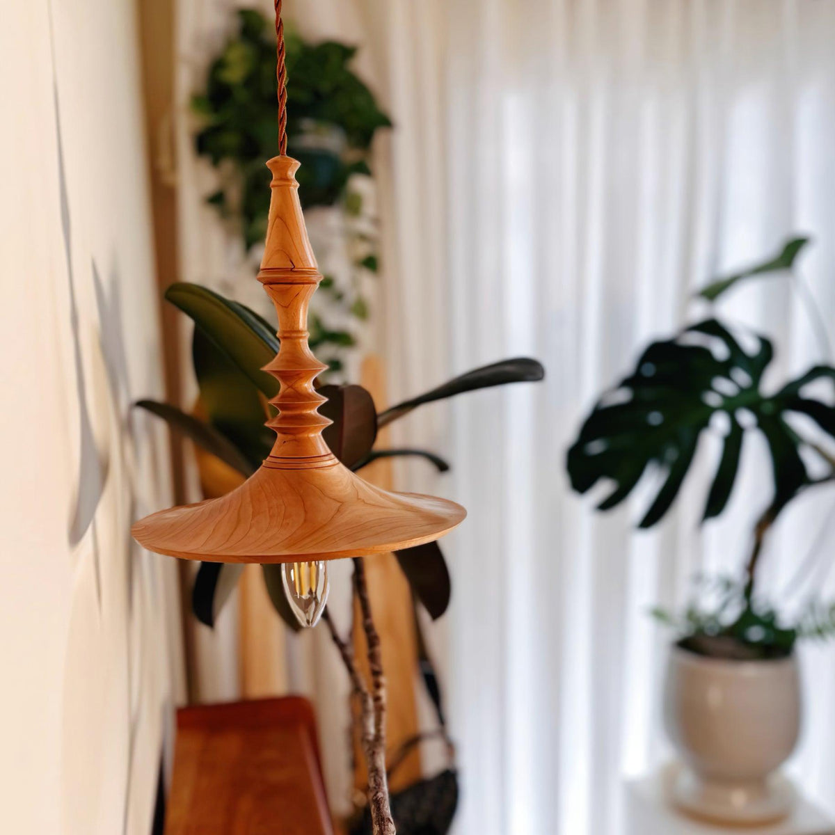 Tessira hanglamp van walnoothout met industriële stijl