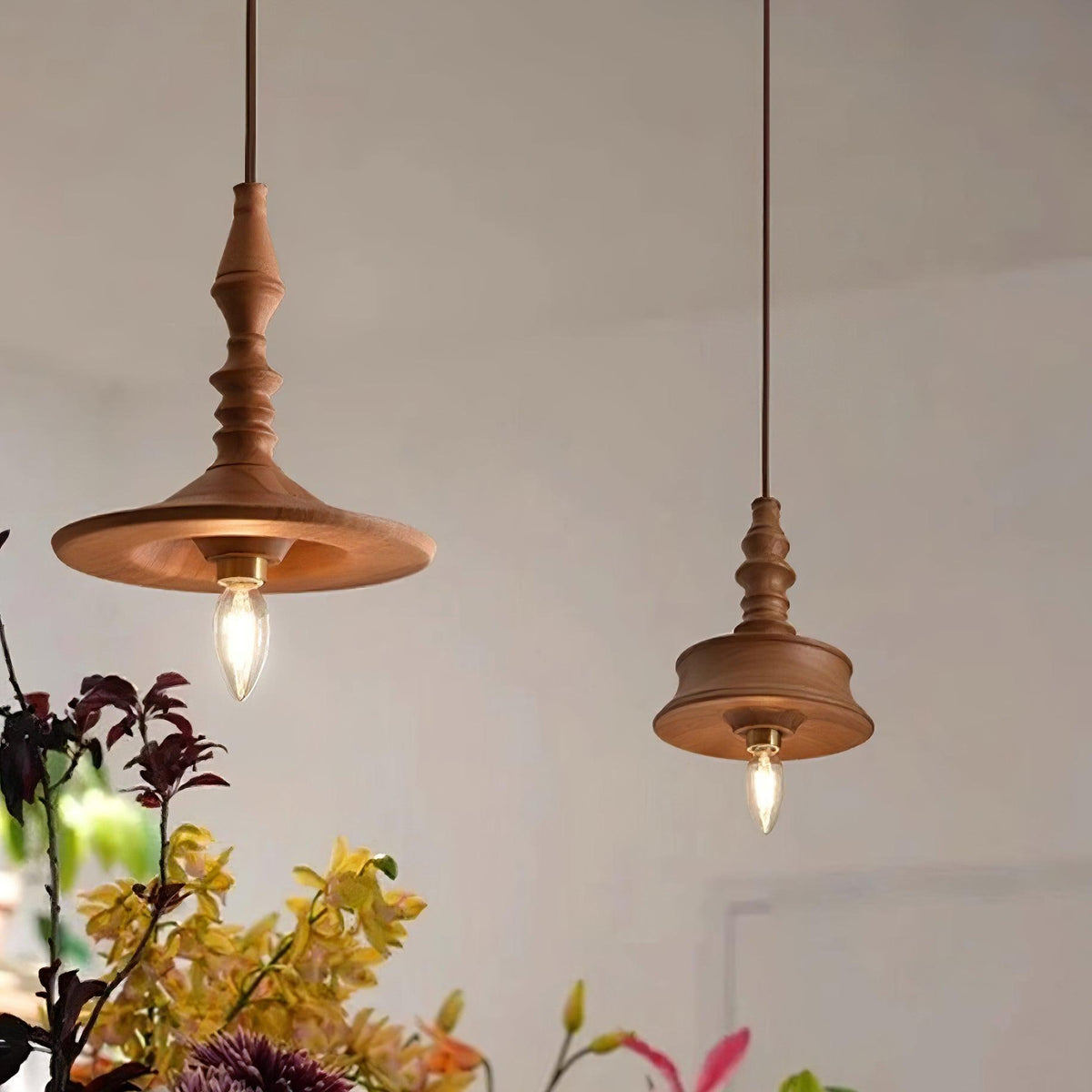 Tessira hanglamp van walnoothout met industriële stijl