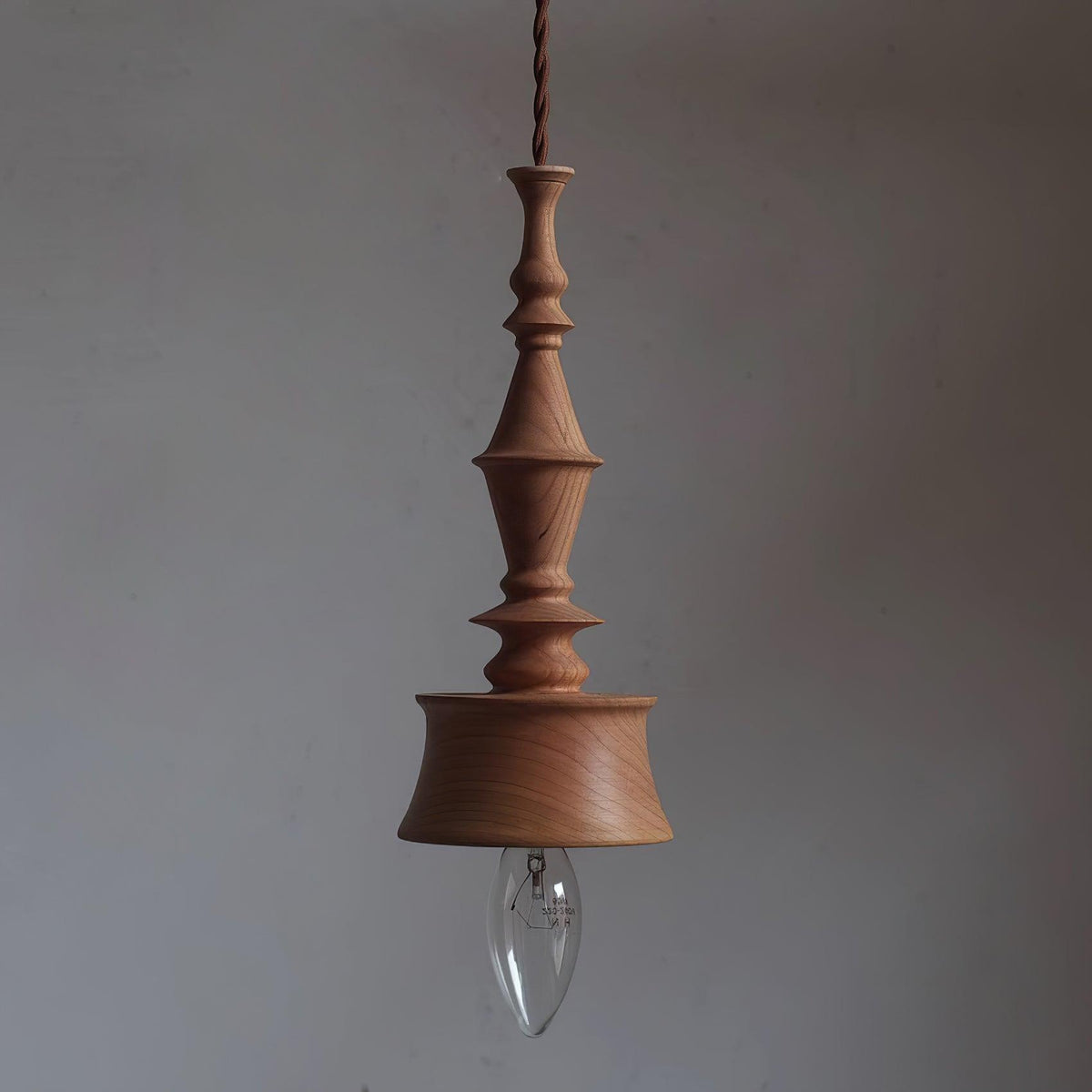 Tessira hanglamp van walnoothout met industriële stijl