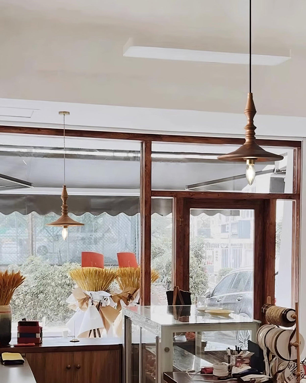 Tessira hanglamp van walnoothout met industriële stijl