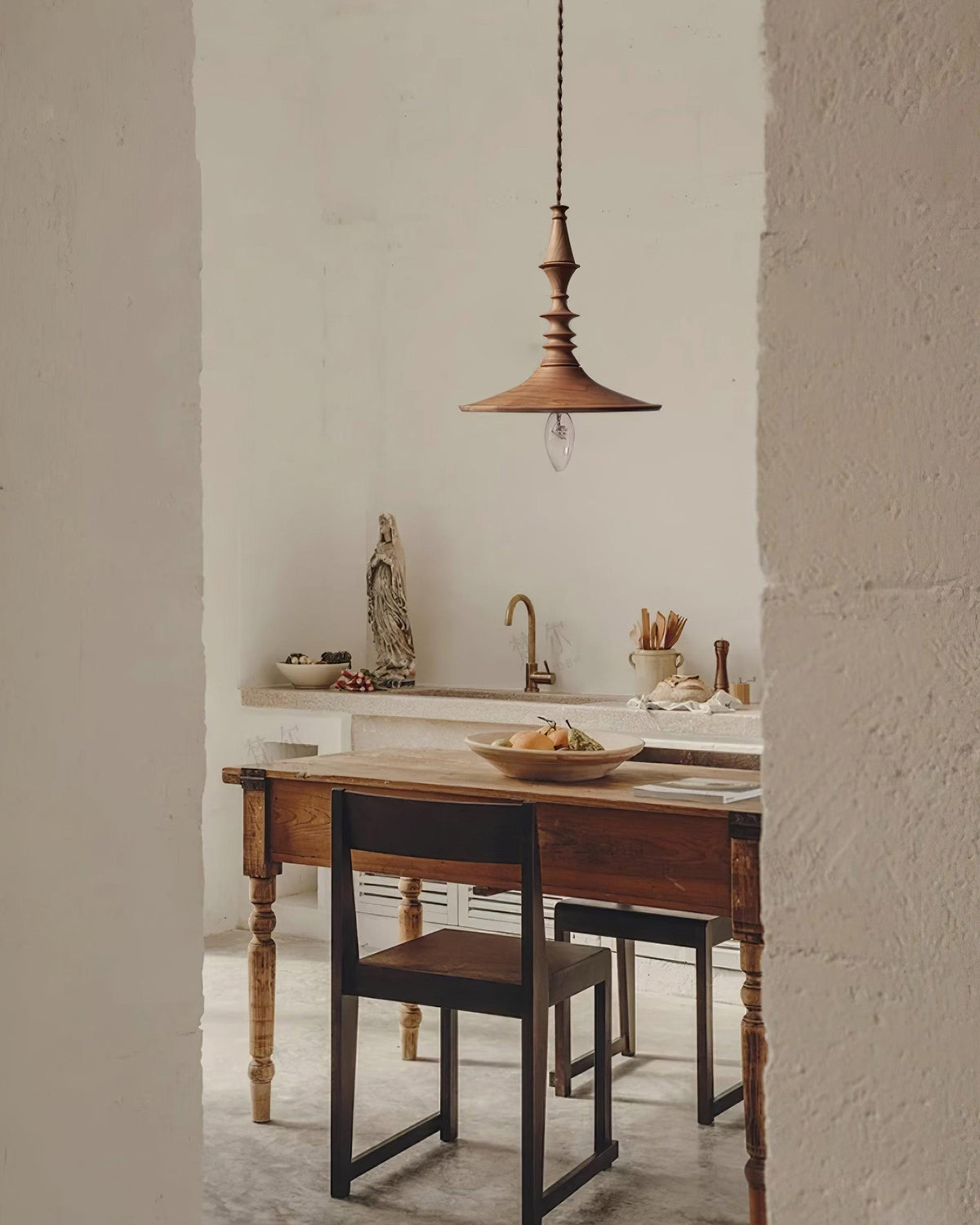 Tessira hanglamp van walnoothout met industriële stijl