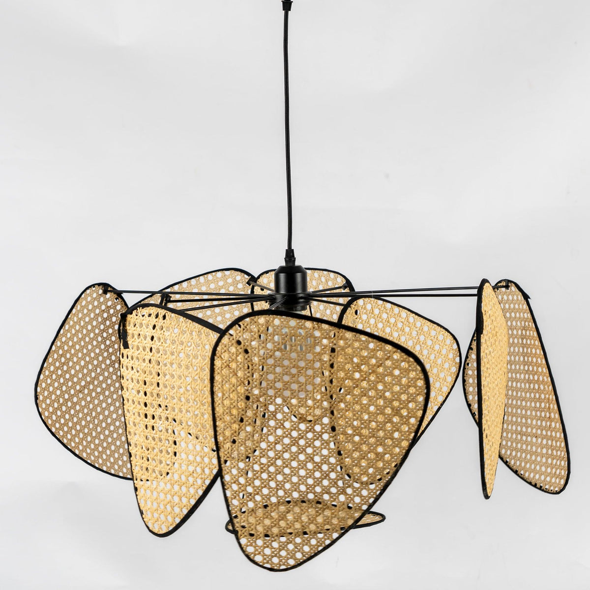 Ariinora hanglamp met rotan en swag industriële stijl