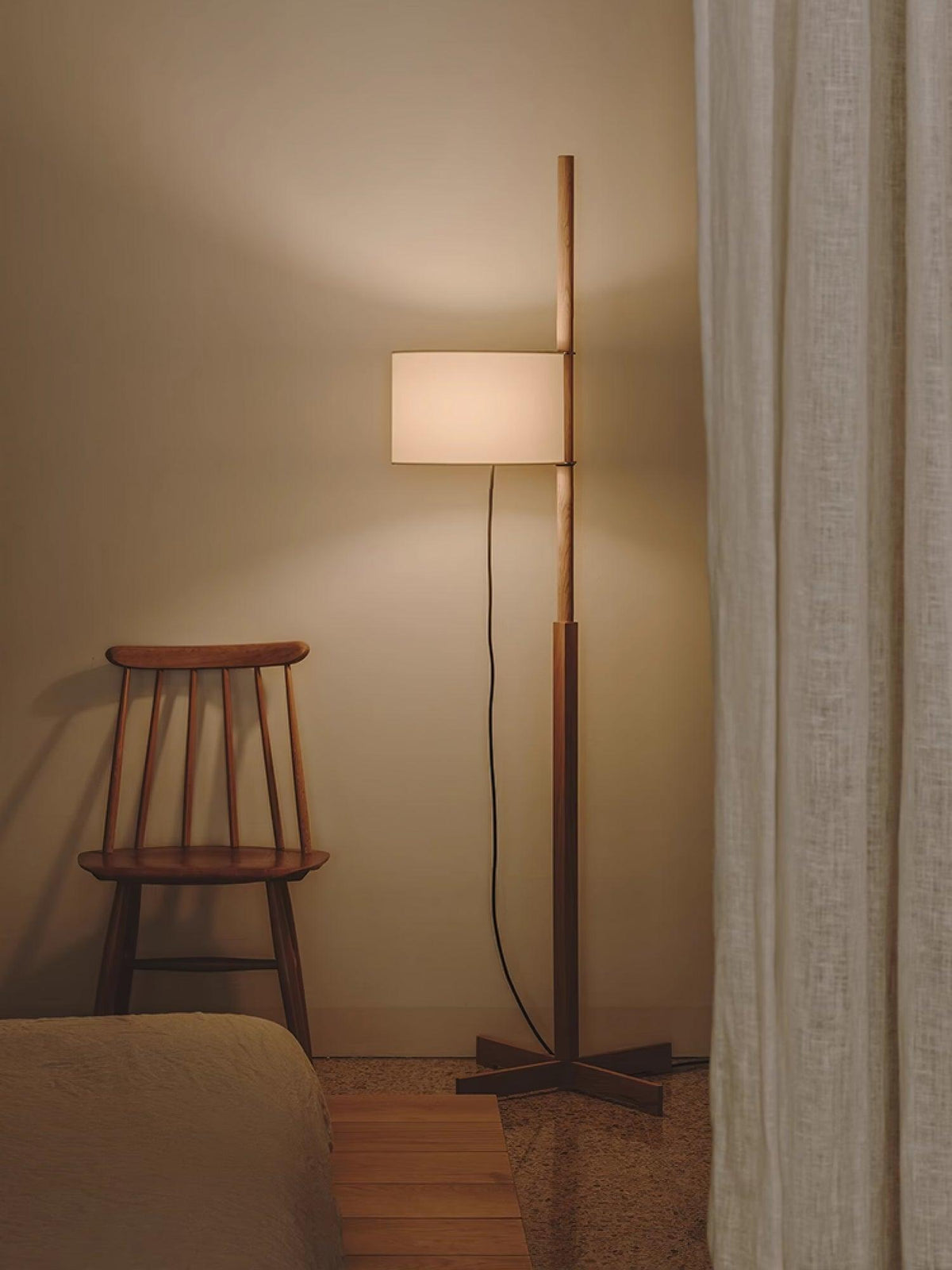 Vindis vloerlamp met houten kap en textiel