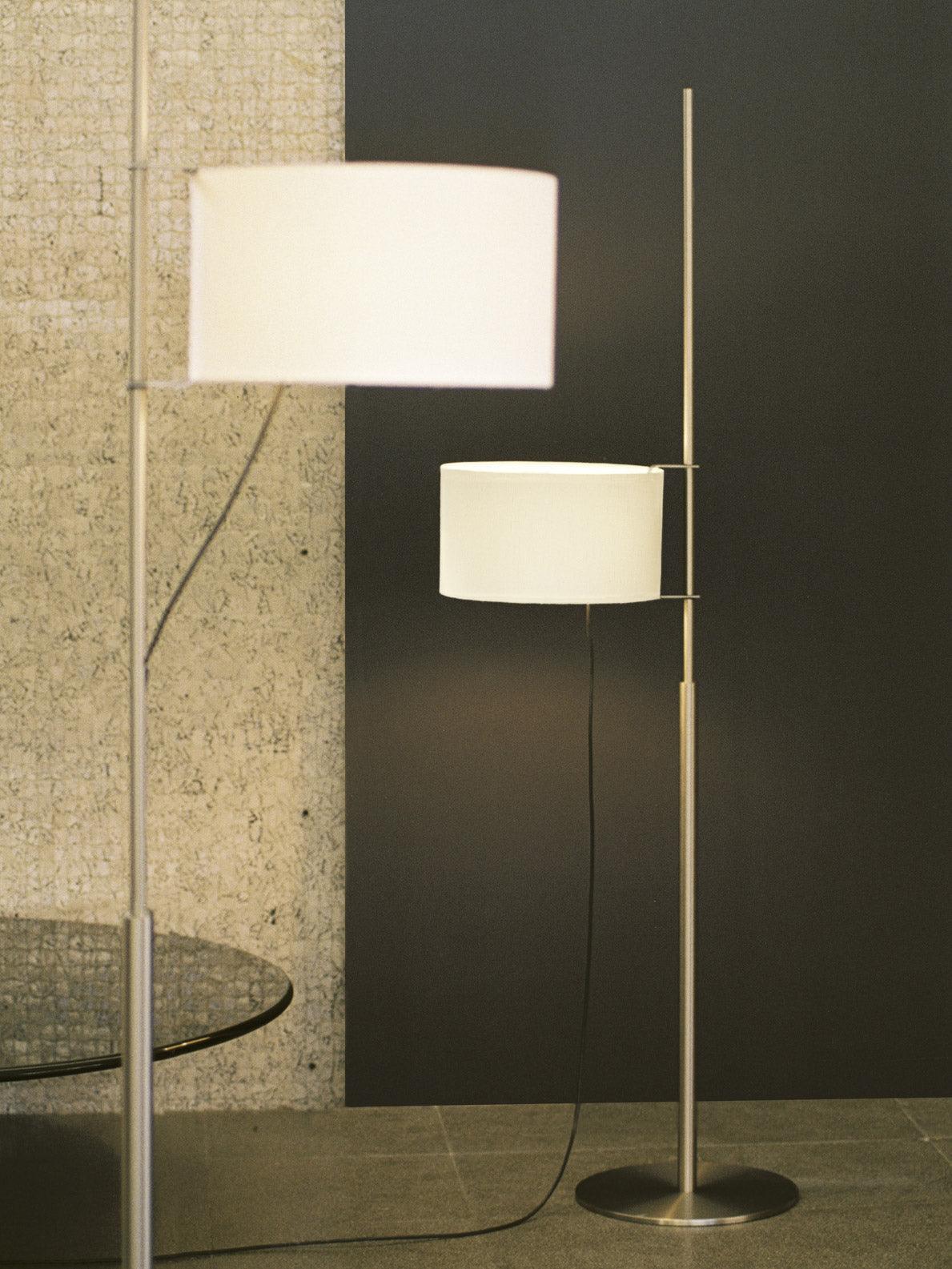 Vindis vloerlamp met houten kap en textiel