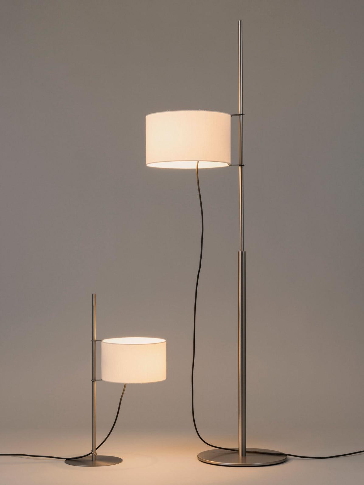 Vindis vloerlamp met houten kap en textiel