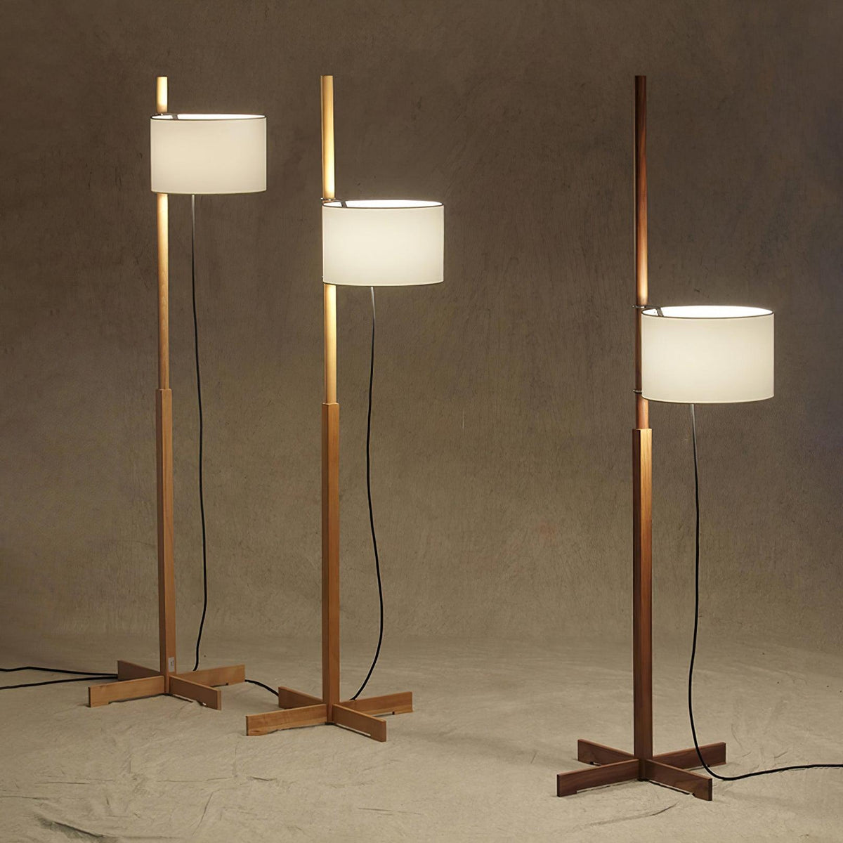 Vindis vloerlamp met houten kap en textiel