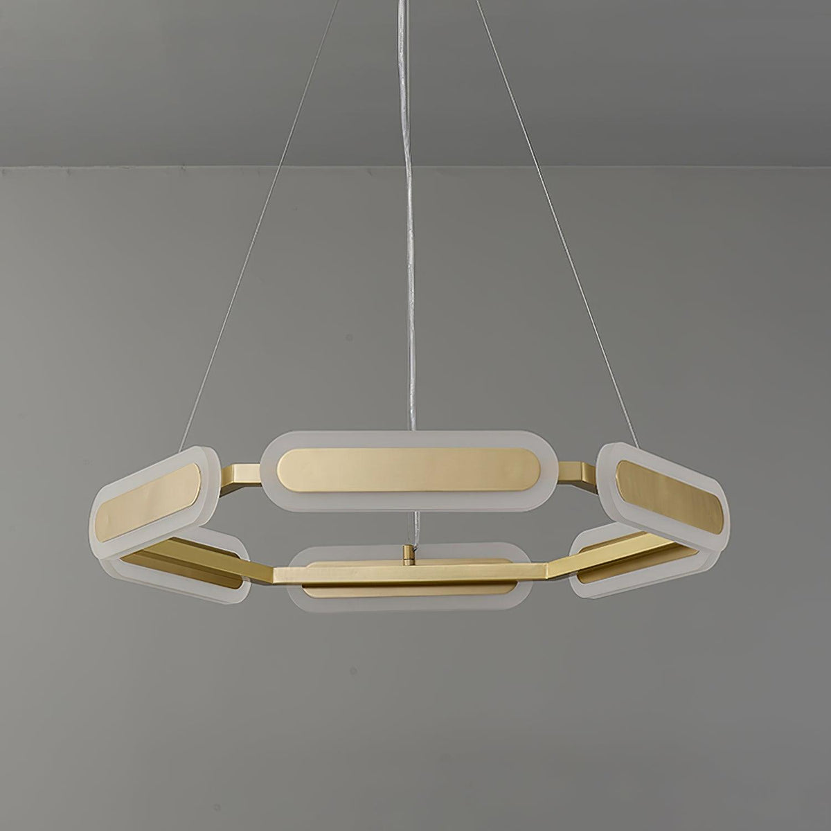 Din kroonluchter met geometrische messing ring