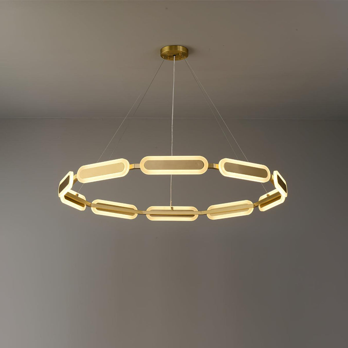 Din kroonluchter met geometrische messing ring