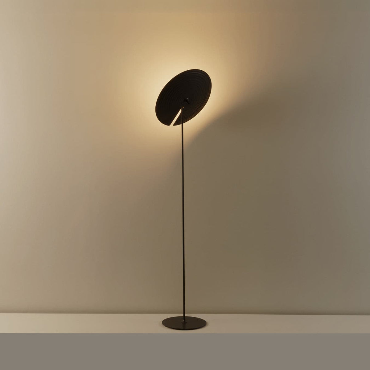 Spira moderne vloerlamp van aluminium