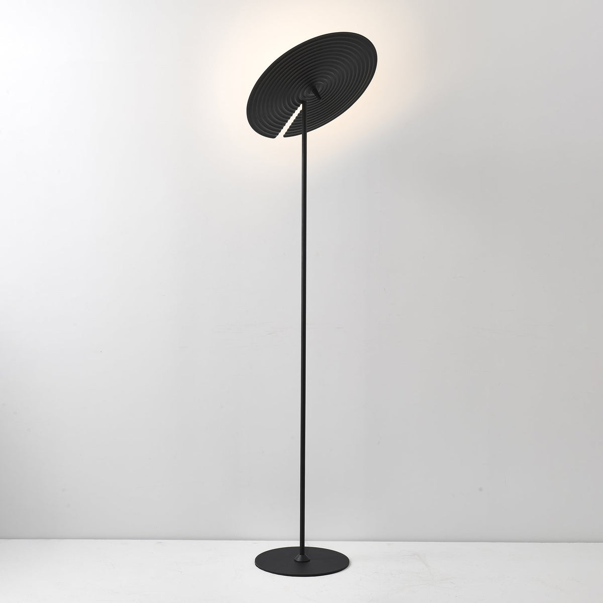 Spira moderne vloerlamp van aluminium