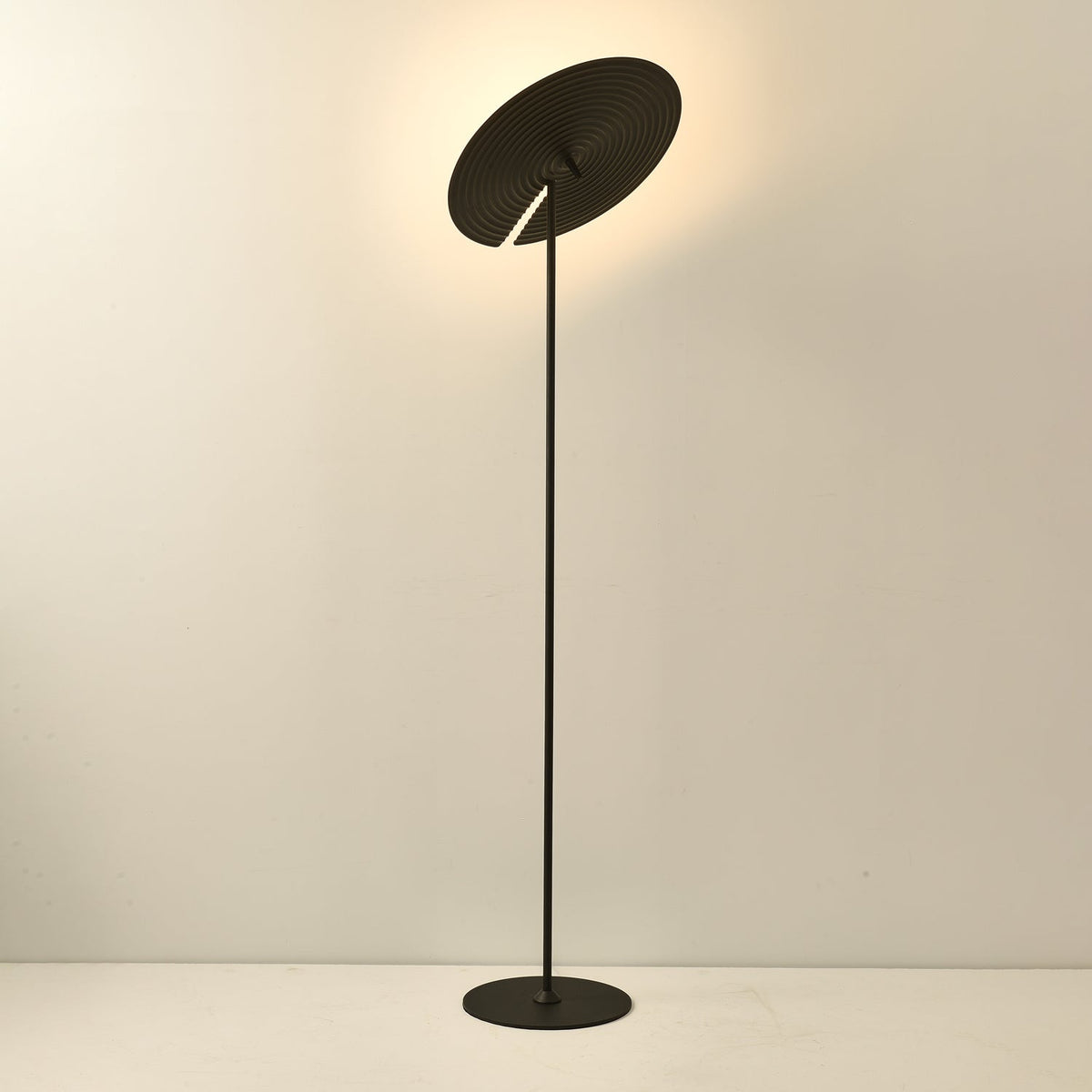 Spira moderne vloerlamp van aluminium