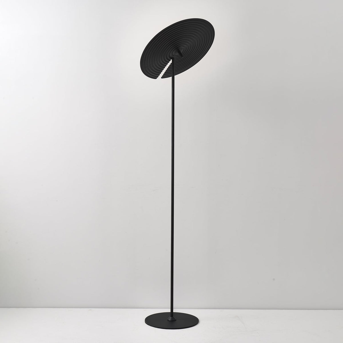 Spira moderne vloerlamp van aluminium