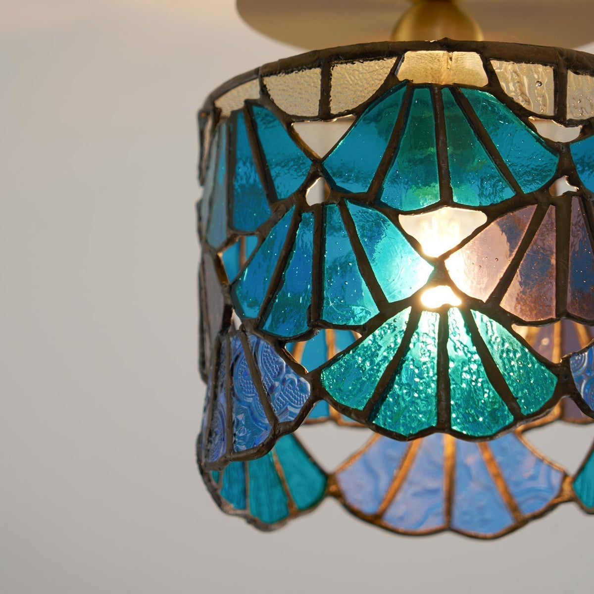 Rosavine Tiffany geëmailleerd glas semi-vlakke plafondlamp