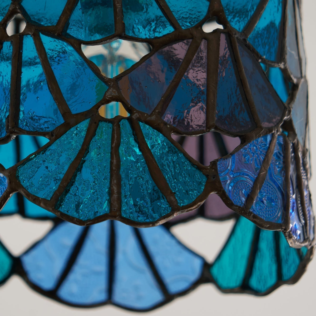 Rosavine Tiffany geëmailleerd glas semi-vlakke plafondlamp