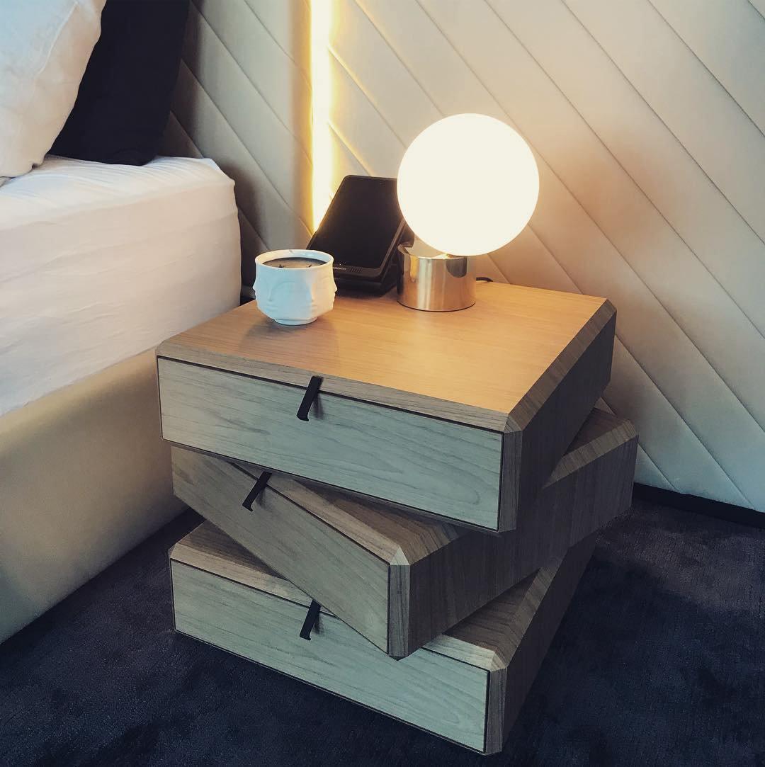 Eiraella tafellamp van glas in goudkleurige afwerking