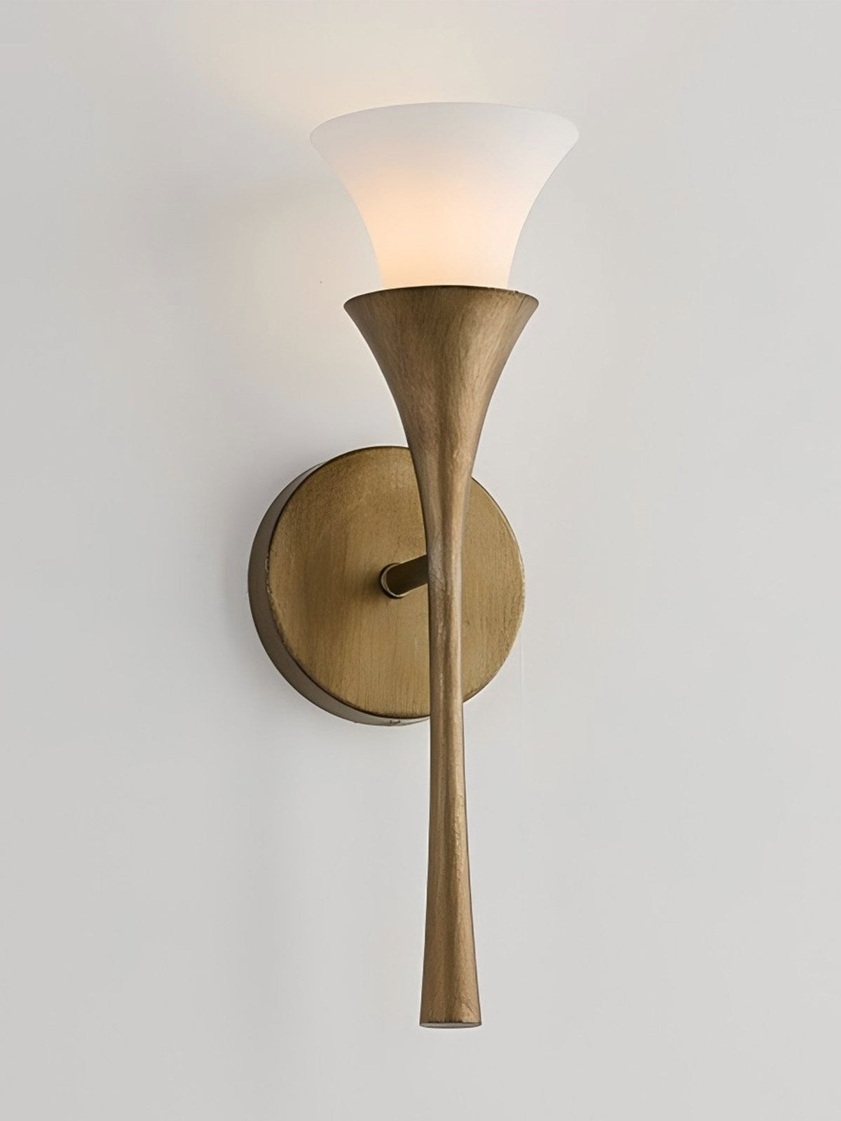 Solalette messing dubbele kegel wandlamp