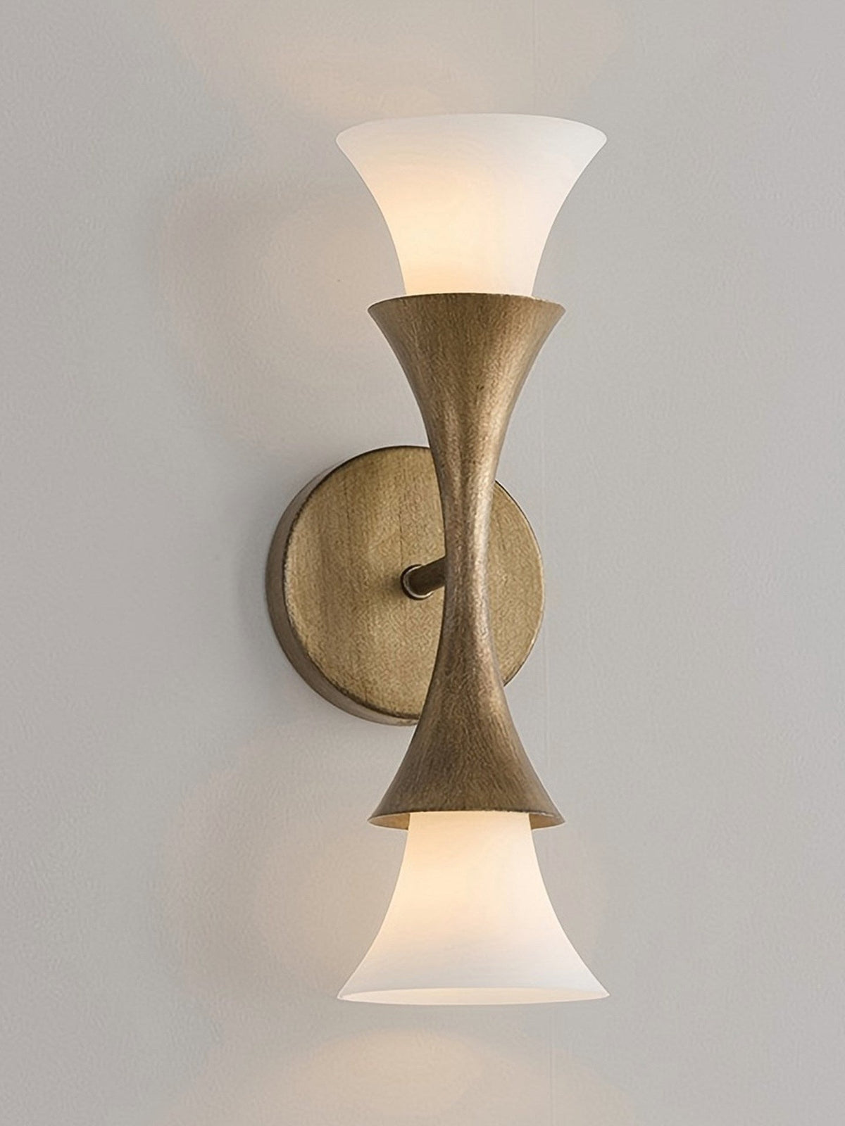 Solalette messing dubbele kegel wandlamp