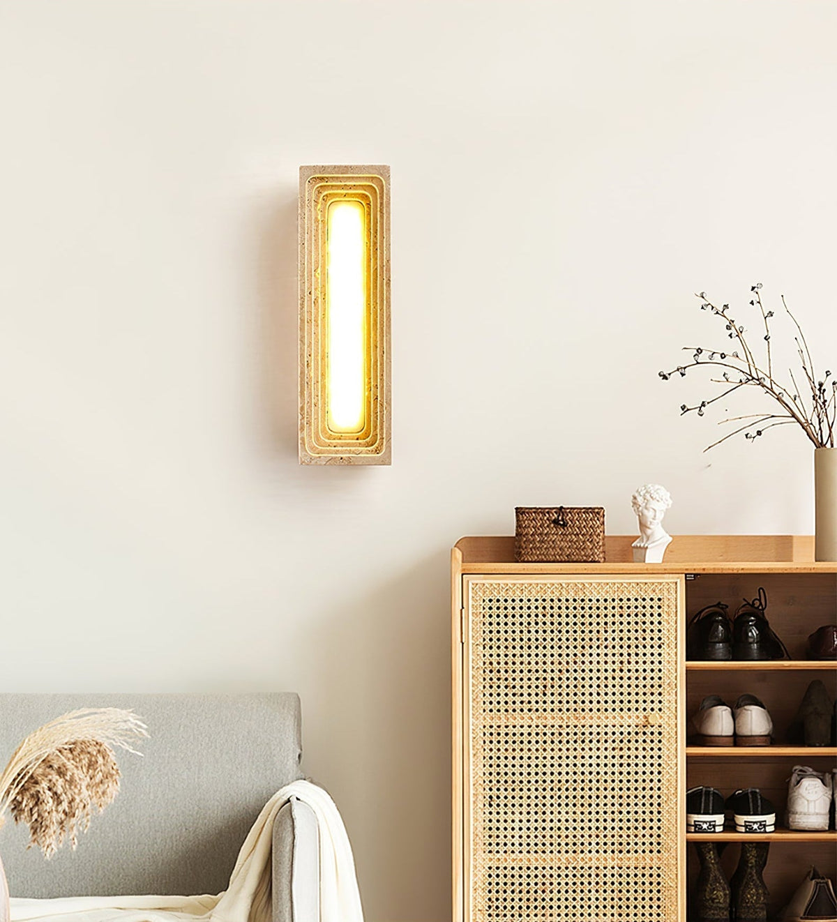 Atheila wandlamp in Geel travertin