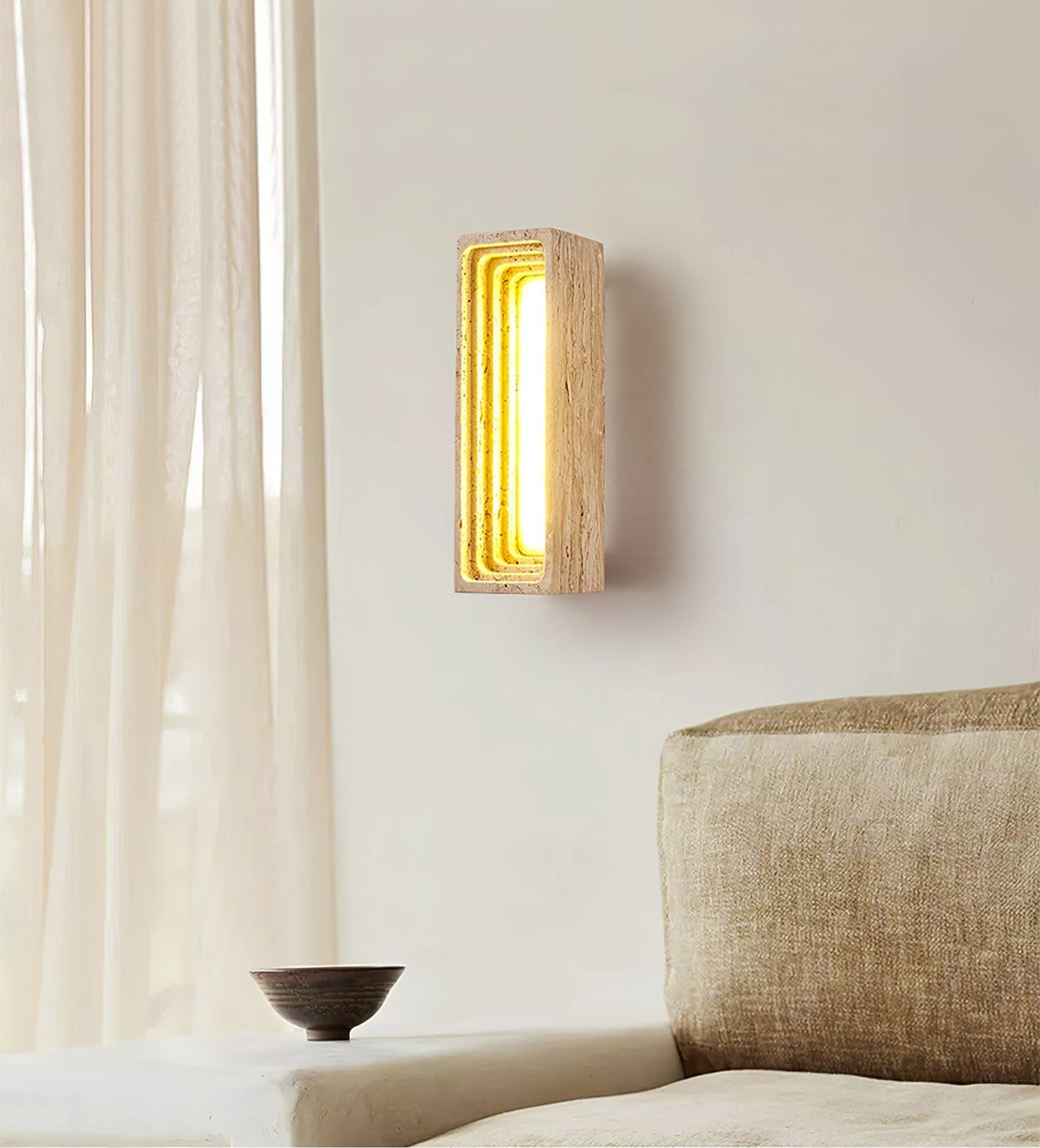 Atheila wandlamp in Geel travertin