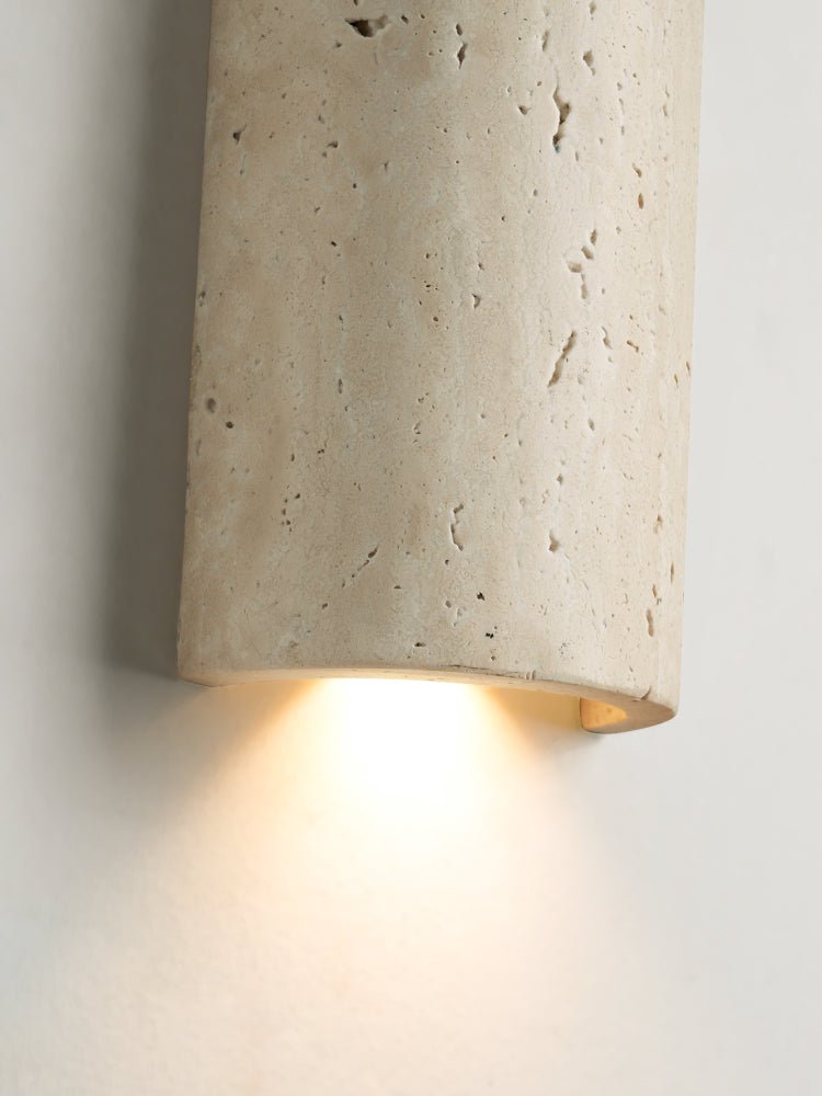 Zyphe wandlamp met gele travertin capsule en walnoothout