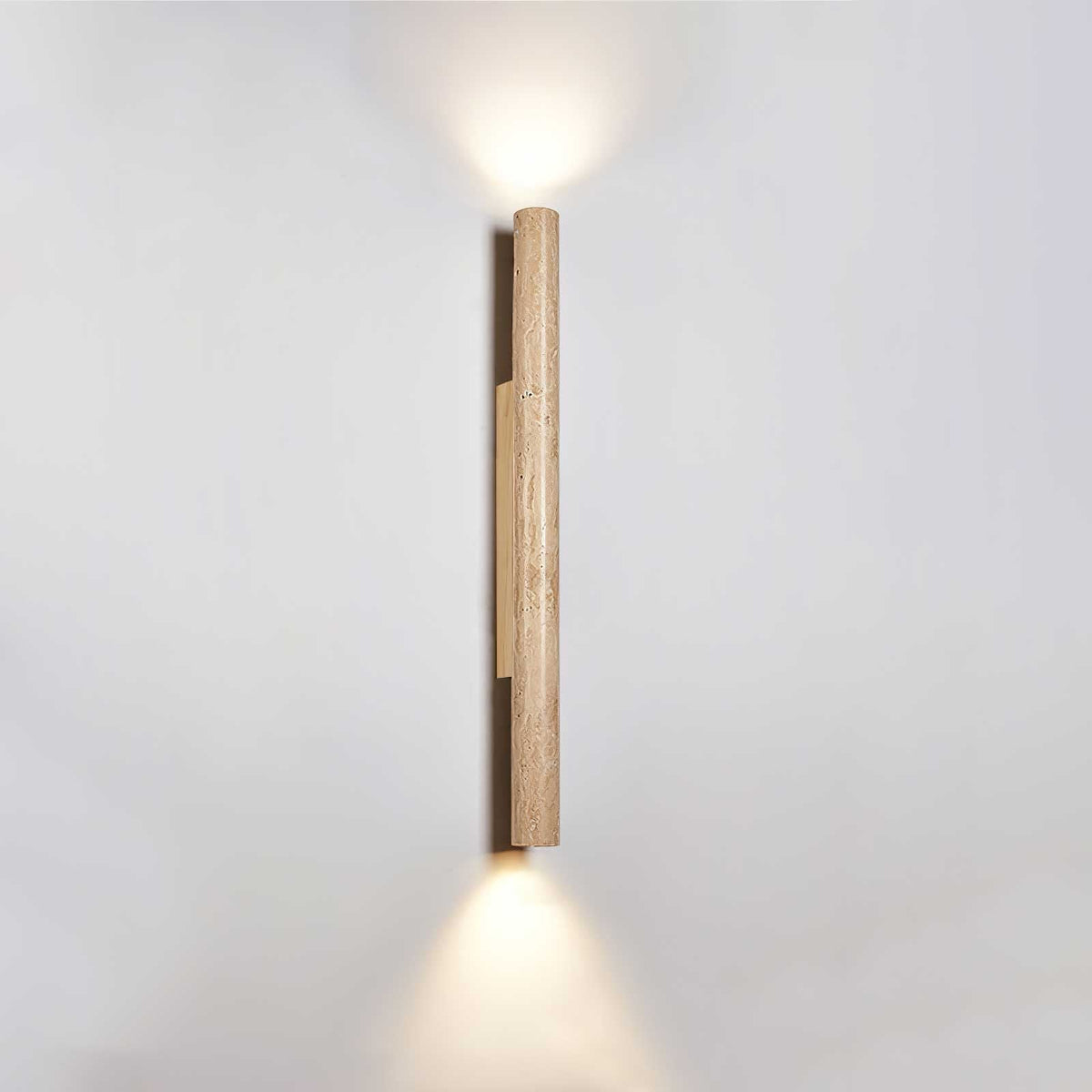 Noriira Minimalistische wandlamp van travertin