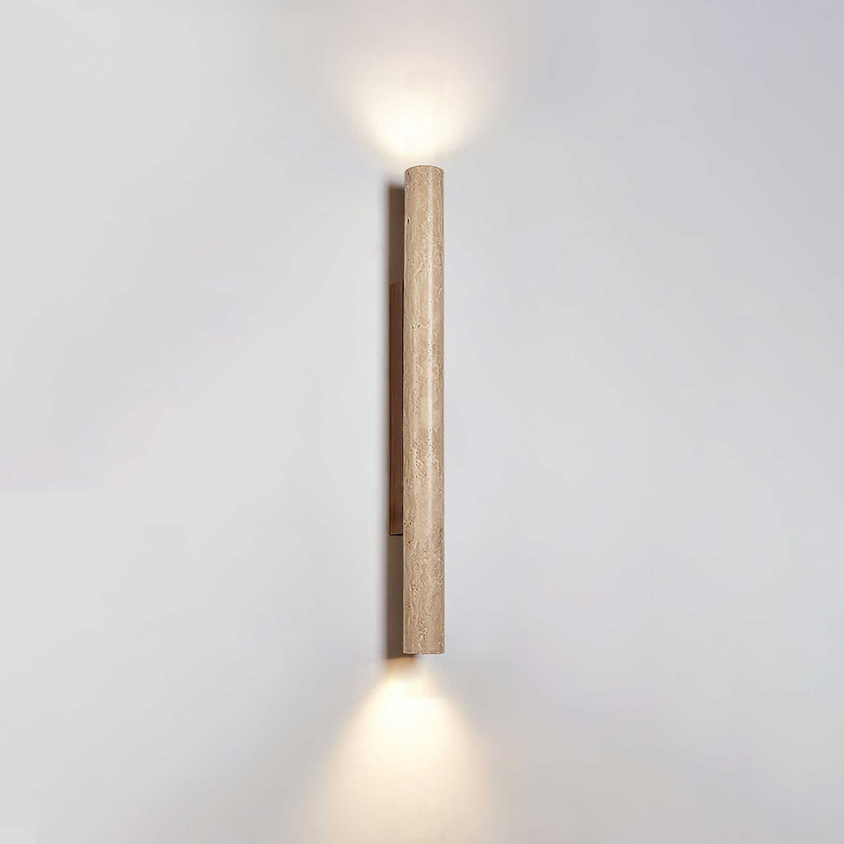 Noriira Minimalistische wandlamp van travertin