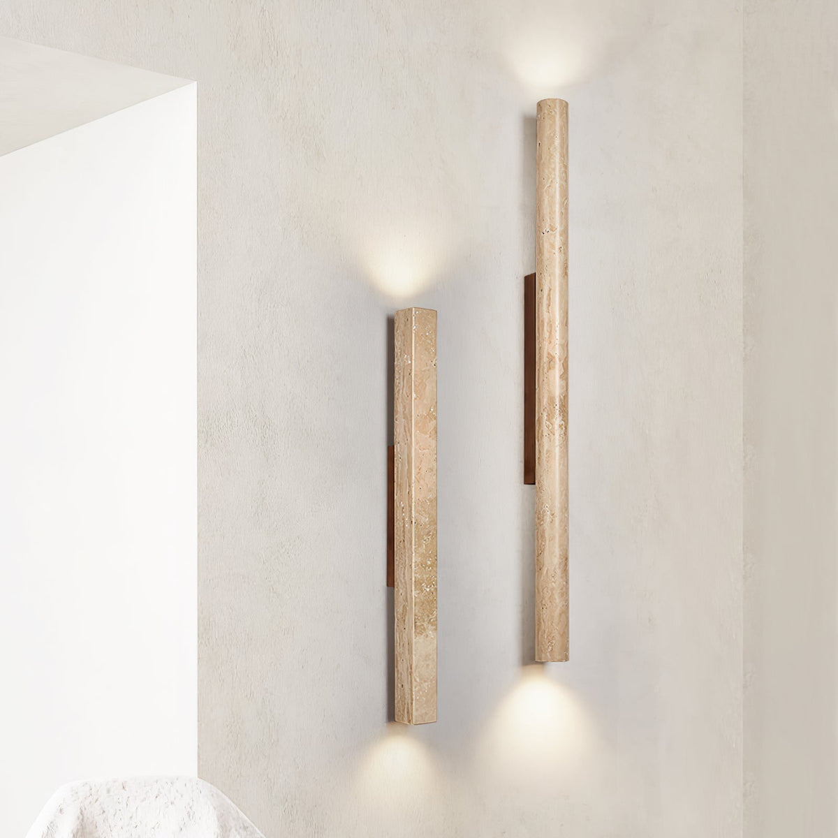 Noriira Minimalistische wandlamp van travertin
