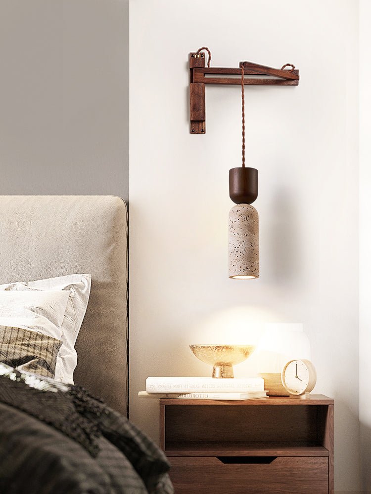 Lestemore wandlamp met walnootarmatuur en gele travertin kap