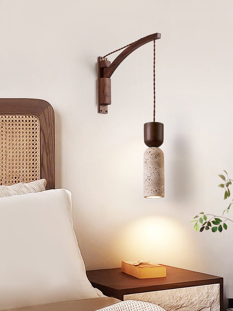 Lestemore wandlamp met walnootarmatuur en gele travertin kap