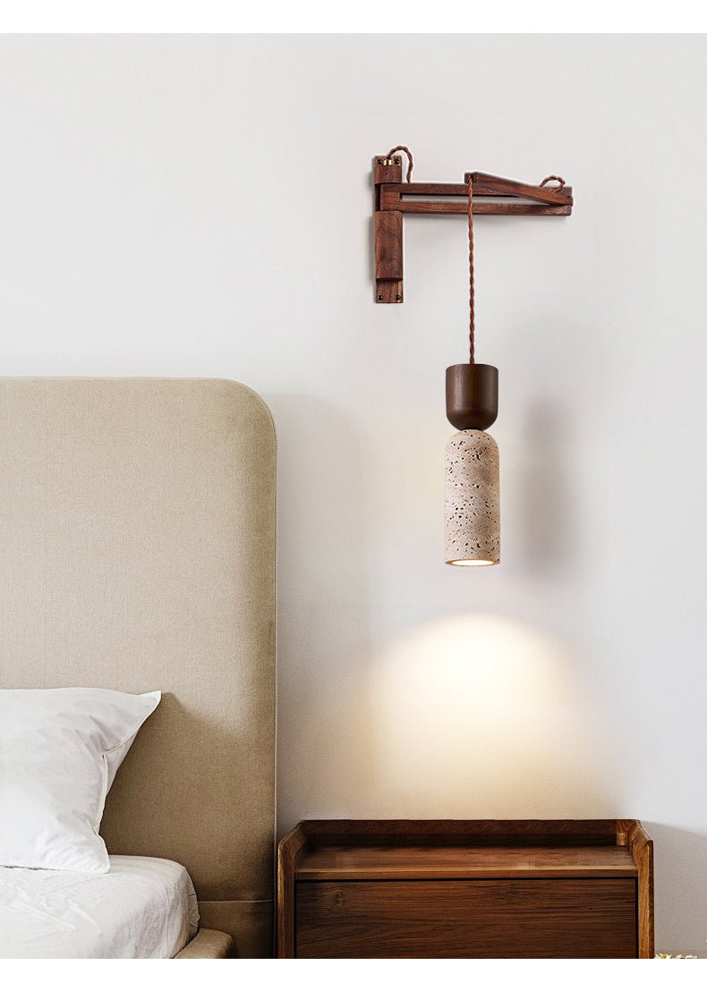 Lestemore wandlamp met walnootarmatuur en gele travertin kap