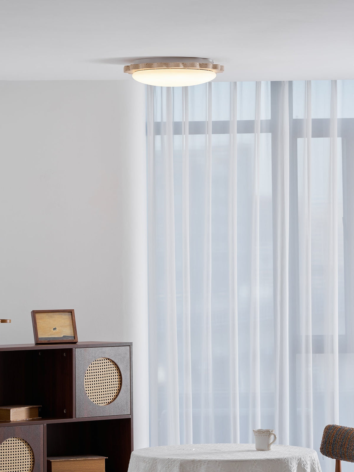 Crestwood plafondlamp in geel travertin met gebogen rand